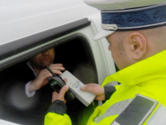 S-a urcat băut la volan şi a băgat două persoane în spital